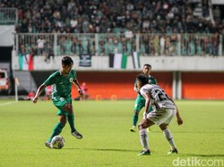 Permainan menjadi menarik, kedua tim saling jual beli serangan di babak kedua.