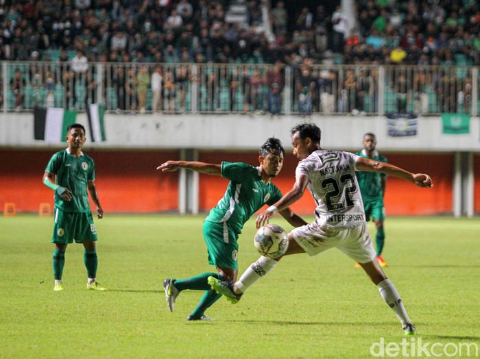 Laga uji coba PSS Sleman menjamu tamunya Bali United di Stadion Maguwoharjo, Sleman, Yogyakarta, Sabtu (4/6/2022). Laga uji yang diselenggarakan dengan suporter tersebut berakhir dengan skor 1-2 untuk kemenangan Bali United.