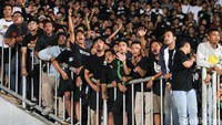Suporter setia Super Elja, julukan PSS, memadati seluruh tribun Stadion Maguwoharjo, Sleman.