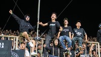 Hampir tak ada ruang kosong di stadion berkapasitas 30 ribu penonton itu. Semua penuh, rapat.