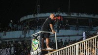Suara pemain dan pelatih tak terdengar karena tertutup riuhnya nyanyian suporter.