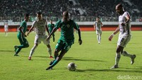 Super Elja langsung menurunkan rekrutan anyarnya pada laga ini.