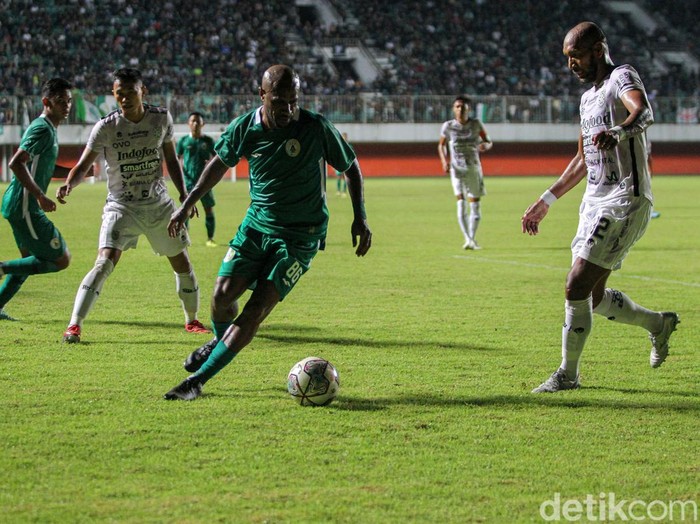 Laga uji coba PSS Sleman menjamu tamunya Bali United di Stadion Maguwoharjo, Sleman, Yogyakarta, Sabtu (4/6/2022). Laga uji yang diselenggarakan dengan suporter tersebut berakhir dengan skor 1-2 untuk kemenangan Bali United.