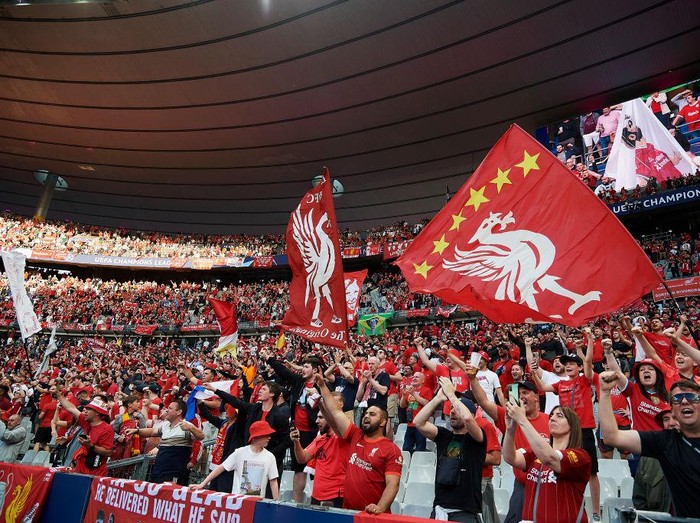 Liverpool supporters during the UEFA Champions League final match between Liverpool FC and Real Madrid at Stade de France on May 28, 2022 in Paris, France. (Photo by Jose Breton/Pics Action/NurPhoto via Getty Images)