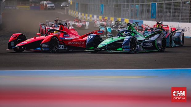 Sejumlah pembalap memacu mobilnya pada balapan Formula E seri kesembilan di Jakarta International E-Prix Circuit (JIEC), Jakarta, Sabtu, 4 Juni 2022.  ((CNNIndonesia/Adi Ibrahim))