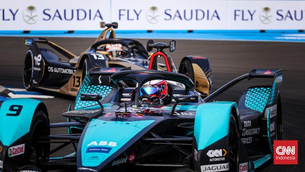 Sejumlah pembalap memacu mobilnya pada balapan Formula E seri kesembilan di Jakarta International E-Prix Circuit (JIEC), Jakarta, Sabtu, 4 Juni 2022.  ((CNNIndonesia/Adi Ibrahim))