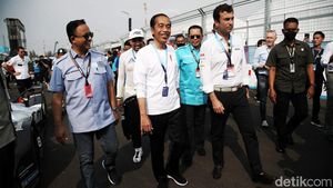 Lihat Lagi Foto-foto Jokowi Cek Sirkuit hingga Serahkan Piala Formula E