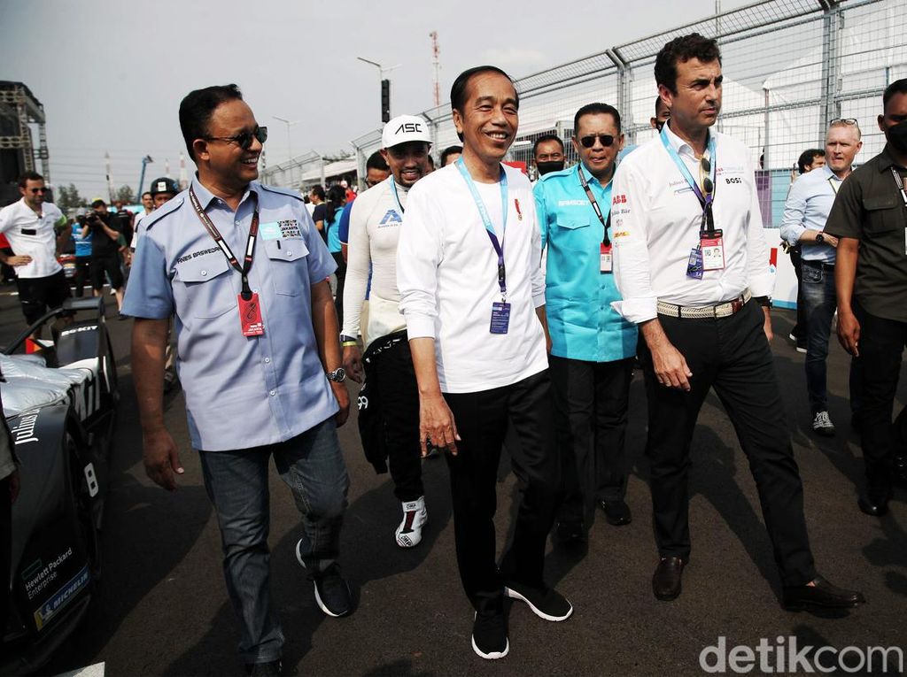 Lihat Lagi Foto-foto Jokowi Cek Sirkuit hingga Serahkan Piala Formula E