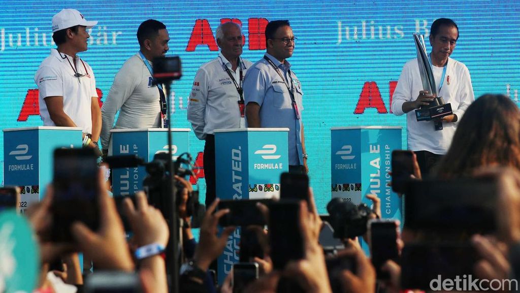 Momen Jokowi dan Anies Serahkan Piala ke Pemenang Formula E