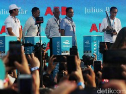 Momen Jokowi Cek Sirkuit, Disopiri Anies, hingga Serahkan Piala Formula E