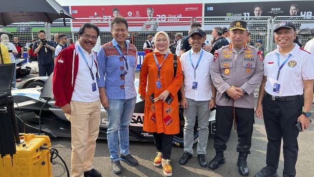 Dari kiri ke kanan Menteri ATR BPN Sofyan Djalil, Menkes Budi Gunadi Sadikin, Menaker Ida Fauziyah, Menteri Investasi Bahlil Lahadalia, Kapolri Jenderal Listyo Sigit Prabowo, Menpora Zainuddin Amali di Formula E Jakarta, Sabtu (4/6).