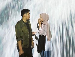 Tangis Nabila Ishma Pecah, Lemas-Terjatuh di Depan Peti Jenazah Eril