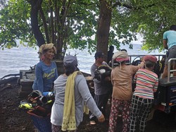 Suka Duka Porter di Pantai Tulamben, Pendapatan Dibagi Rata