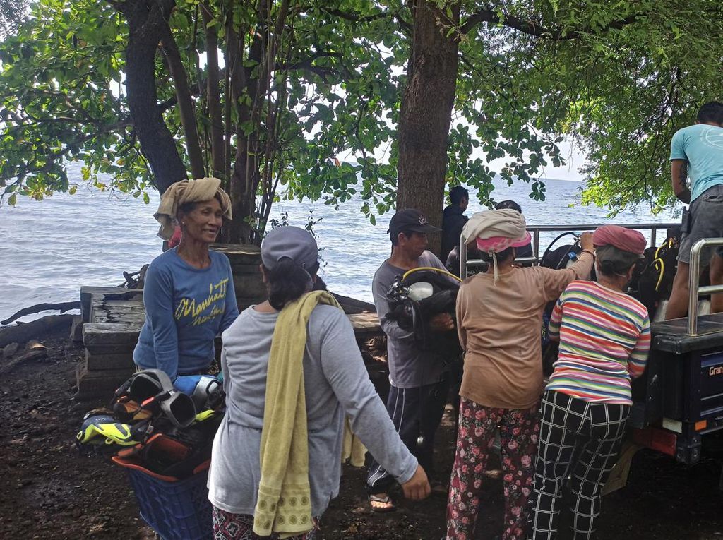 Suka Duka Porter di Pantai Tulamben, Pendapatan Dibagi Rata Suka Duka Porter di Pantai Tulamben, Pendapatan Dibagi Rata