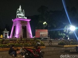 Tahukah Kamu? Ini Makna Patung Bung Karno Baca Buku di Plaza Manahan Solo