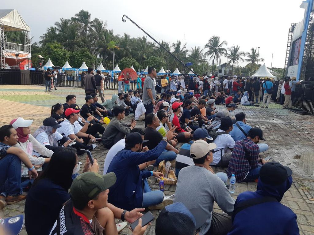 Sensasi Nonton Formula E Jakarta di Ancol, Duduk Lesehan di Bawah Terik Matahari Sensasi Nonton Formula E Jakarta di Ancol, Duduk Lesehan di Bawah Terik Matahari