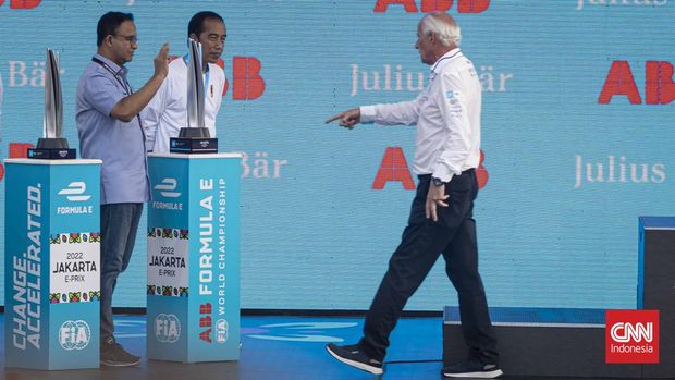 Presiden Joko Widodo (tengah) didampingi Gubernur DKI Jakarta Anies Baswedan memberikan piala kepada pemenang balapan Formula E Jakarta di Jakarta International E-Prix Circuit (JEIC) Ancol, Jakarta, Sabtu, 4 Juni 2022.
