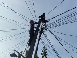 Pria Diduga Depresi Panjat Tiang Listrik di Bogor, Damkar Evakuasi