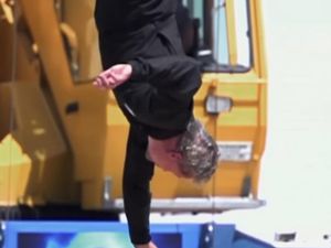 Demi Mencelupkan Donat ke Kopi, Pria Ini Loncat dari Ketinggian 60 Meter