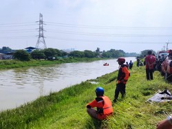 Jatuh ke Sungai Kalimalang Usai Tertabrak Fortuner, 1 Pemotor Hilang