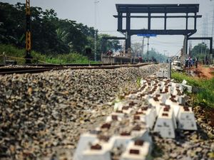 Detik-detik Pemotor di Karawang Tewas Disambar Kereta