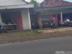 Warung Kopi Pangku Bertebaran di Gresik, Ada yang Dekat Permukiman