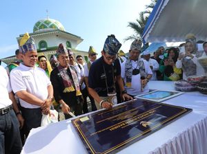 Ke Desa Wisata Kubah, Sandiaga Beri Bantuan ke Tenaga Pengajar