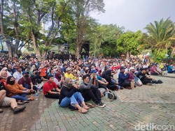 Suasana di Luar Tribun Sirkuit Formula E: Penonton Menatap Giant Screen