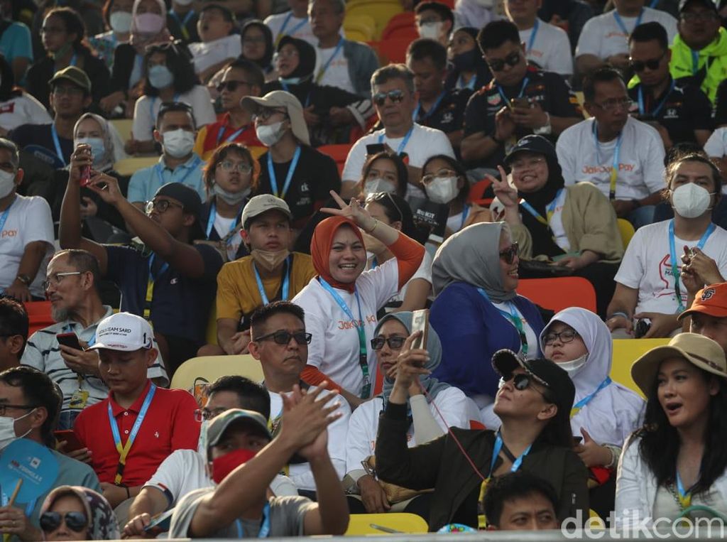 Potret Tribun Penonton Formula E Tak Membiru Potret Tribun Penonton Formula E Tak Membiru