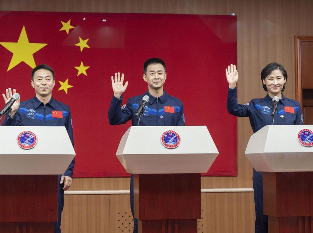 China Akan Luncurkan 3 Astronaut untuk Bangun Stasiun Luar Angkasa
