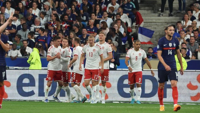 PARIS, FRANCE - JUNE 03: Andreas Cornelius #21 of Team Denmark celebrate his second goal with teammattes during the UEFA Nations League League A Group 1 match between France and Denmark at Stade de France on June 03, 2022 in Paris, France. (Photo by Xavier Laine/Getty Images)