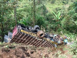 Truk Pengangkut Besi Masuk Jurang di Madina, 1 Orang Tewas