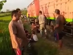 Tanda Tanya Truk Gandeng Tersesat Masuk Jalan Sempit di Nganjuk