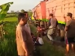6 Fakta Misteri Truk Gandeng Muat 45 Ton Tersesat di Jalan Sempit Nganjuk
