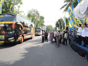 737 CJH Kloter 5 Asal Lamongan Diberangkatkan ke Asrama Haji Sukolilo
