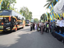 737 CJH Kloter 5 Asal Lamongan Diberangkatkan ke Asrama Haji Sukolilo