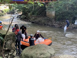 Menengok Keseruan Warga Bebersih Sungai Cikapundung Bandung