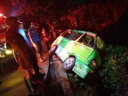 Angkot Bogor Terperosok ke Saluran Air, Sopir-Penumpang Terluka