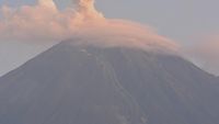 Asap Putih Membumbung dari Puncak Gunung Semeru