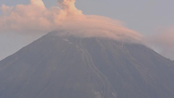 Asap Putih Membumbung dari Puncak Gunung Semeru