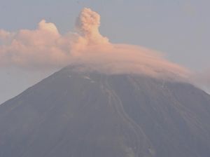 Asap Putih Membumbung dari Puncak Gunung Semeru