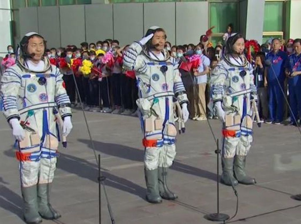 Kemeriahan Parade Peluncuran Shenzhou-14 di China