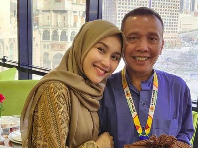 Alhamdulillah! Ayu Ting Ting Wujudkan Mimpi Ayah Rojak Ultah di Mekkah