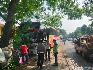 Hindari Pikap, Bus Mira Hantam Pohon di Magetan Hindari Pikap, Bus Mira Hantam Pohon di Magetan