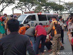 Pasutri Asal Gresik Meninggal Tertabrak Bus di Romokalisari Surabaya
