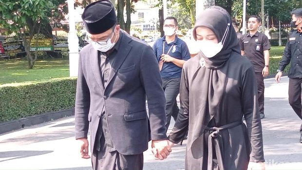 Gubernur Jabar Ridwan Kamil dan istri Atalia Praratya bergandengan tangan usai menemui warga di Gedung Pakuan