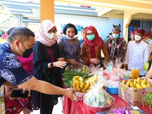 Bupati Ipuk Ikut Lelang Sosial Saat Hadiri Perayaan Unduh-unduh di GKJW