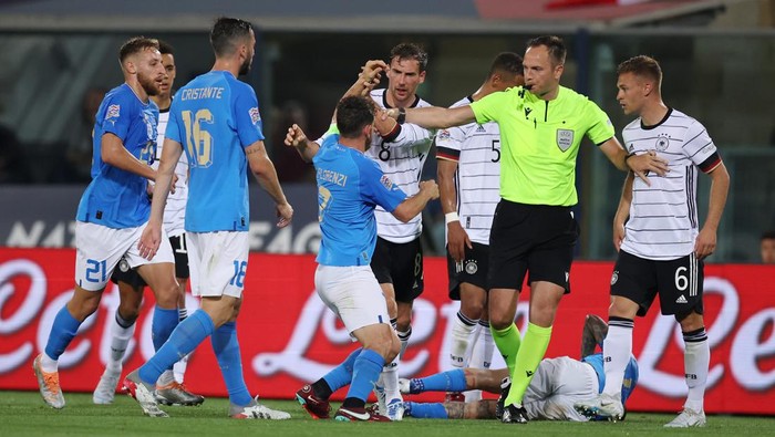 BOLOGNA, ITALY - JUNE 04: Match referee Srdjan Jovanovic separates Leon Goretzka of Germany and Alessandro Florenzi of Italy  during the UEFA Nations League League A Group 3 match between Italy and Germany at Renato DallAra Stadium on June 04, 2022 in Bologna, Italy. (Photo by Alex Grimm/Getty Images)