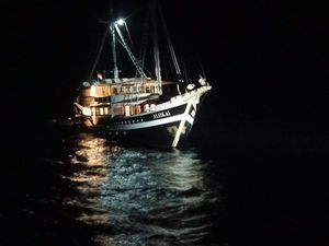 Kapal Angkut Puluhan Wisman Mati Mesin di Selat Lombok