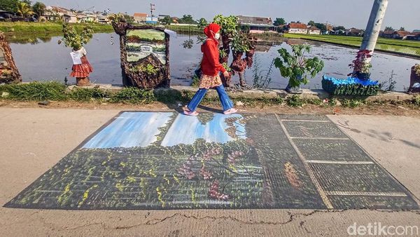Karya Seni Ciamik dari Popok Bayi Bekas Mejang di Tepi Jalan
